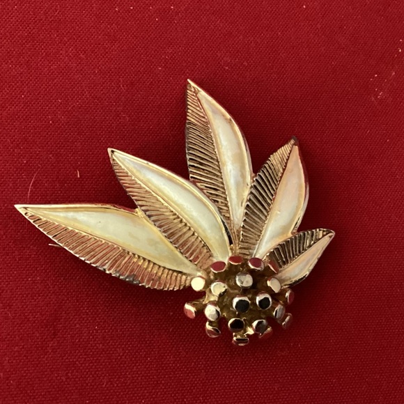 Source Unknown Jewelry - Gold tone and white enamel leaves and flower